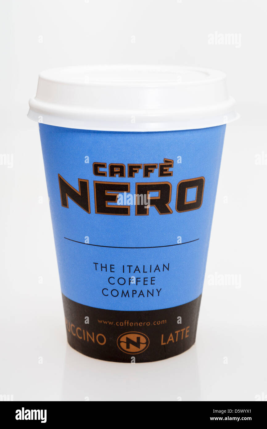 Caffe Nero mono-uso di carta monouso tazza da caffè per andare con la bevanda in plastica-attraverso il coperchio isolato su sfondo bianco. Inghilterra Regno Unito Gran Bretagna Foto Stock