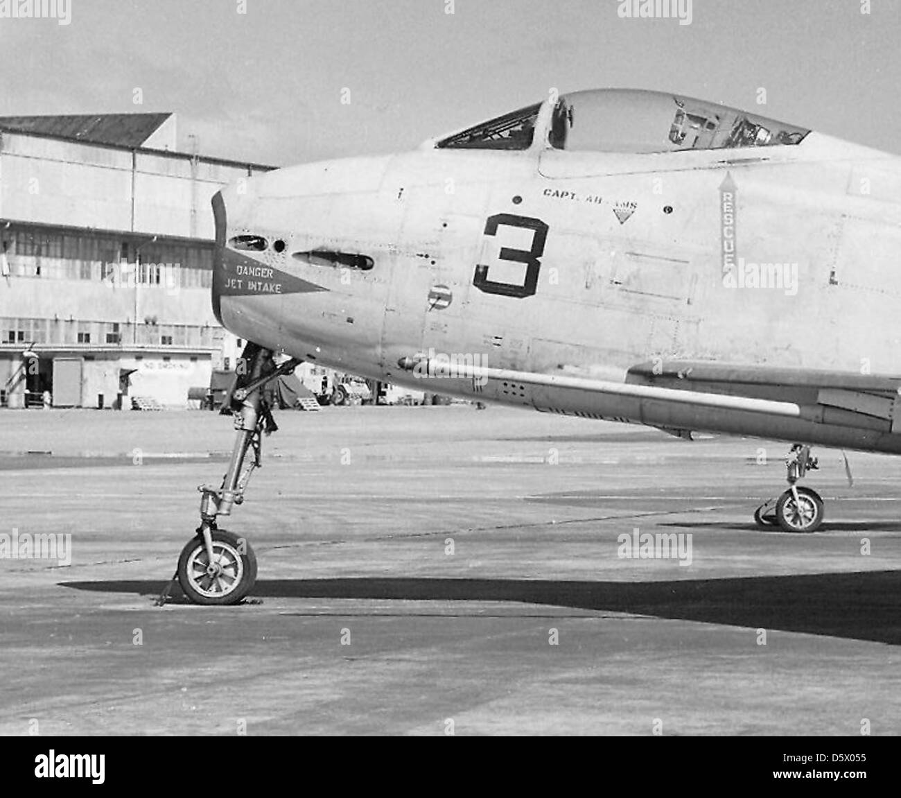 Un FJ-4B nordamericano di VMF-232 "Red Devils" è mostrato alla Marine Corps Air Station (MCAS) di Kaneohe Bay, Hawaii, nel 1958. Questo aereo faceva parte delle operazioni di caccia basate sulle portaerei del corpo dei Marines. Foto Stock