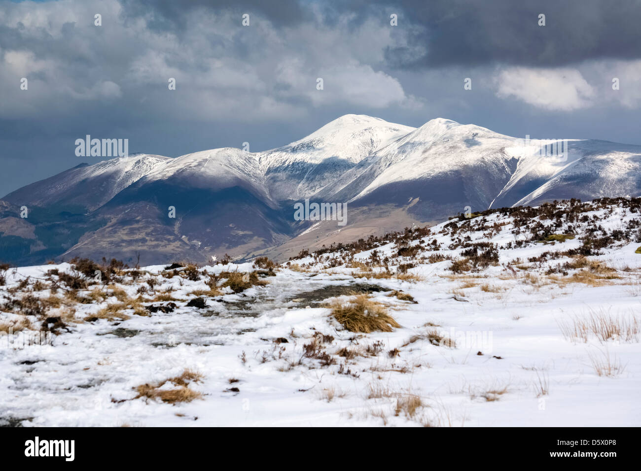 Il vertice di Skiddaw in inverno come una tempesta di neve si avvicina. Foto Stock