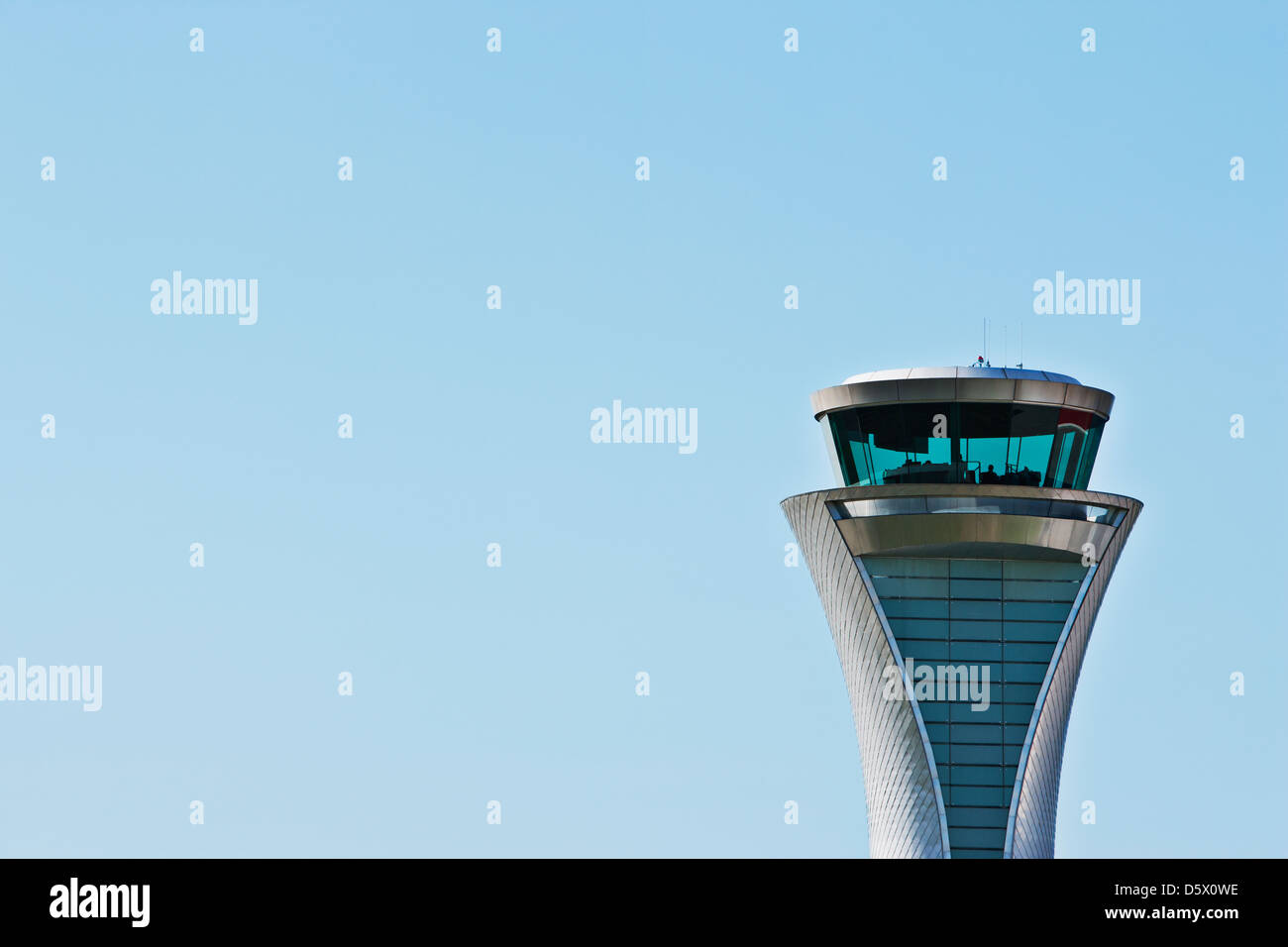Il controllo del traffico aereo e della torre di cielo blu Foto Stock