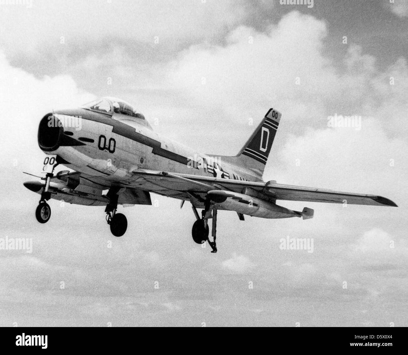 North American fj-3m (f-1c) 'furia' di VF-121 del cag-12 atterraggio sul ponte di volo della USS Lexington (CVA-16) nel Pacifico occidentale. Foto Stock