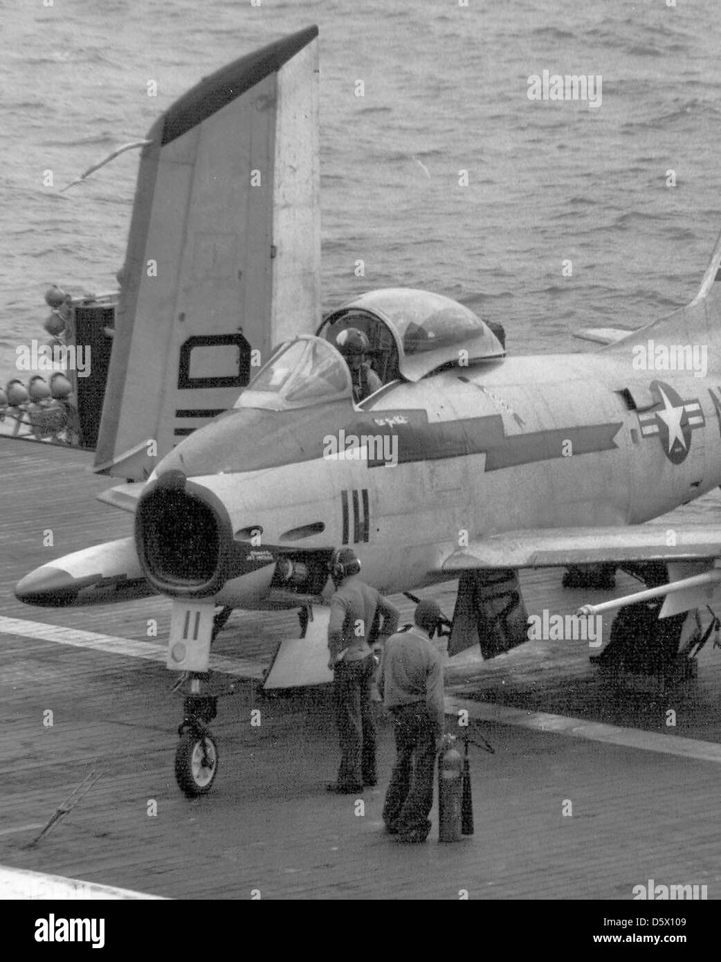 Il North American FJ-3M Fury del VF-121 è di stanza nella cabina di pilotaggio della USS Lexington durante il suo dispiegamento nel Pacifico occidentale. Il Fury era un caccia basato sulle portaerei utilizzato dalla US Navy per le missioni di superiorità aerea. Foto Stock