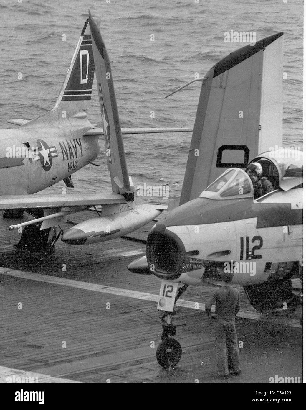 Il North American FJ-3M Fury del VF-121 si trova sul ponte di volo della USS Lexington (CVA-16) nel Pacifico occidentale. L'FJ-3M era un caccia basato sulle portaerei utilizzato dalla Marina degli Stati Uniti durante la Guerra fredda. Foto Stock