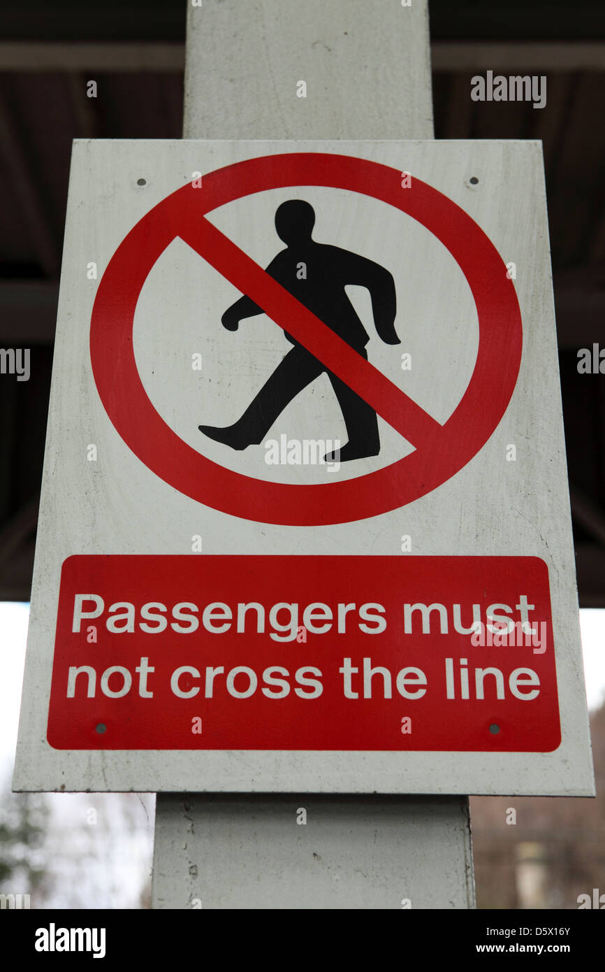 'I passeggeri non devono attraversare la linea " membri un segno a Durham stazione ferroviaria. Foto Stock
