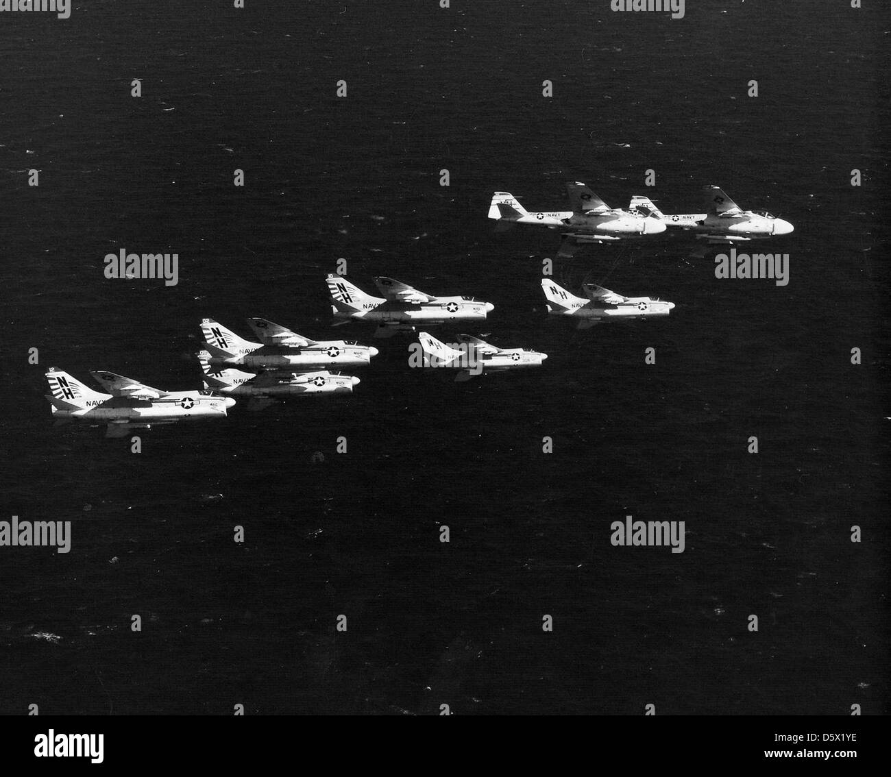 LTV A-7E 'Corsair IIS' da va-192 e va-195, insieme a Northrop Grumman A-6 'Intruders' da va-145, sono mostrati operando sul Mar Mediterraneo. Questi aerei furono imbarcati a bordo della USS AMERICA (CV-66) e parteciparono alle operazioni di sciopero navale durante la Guerra fredda. Foto Stock