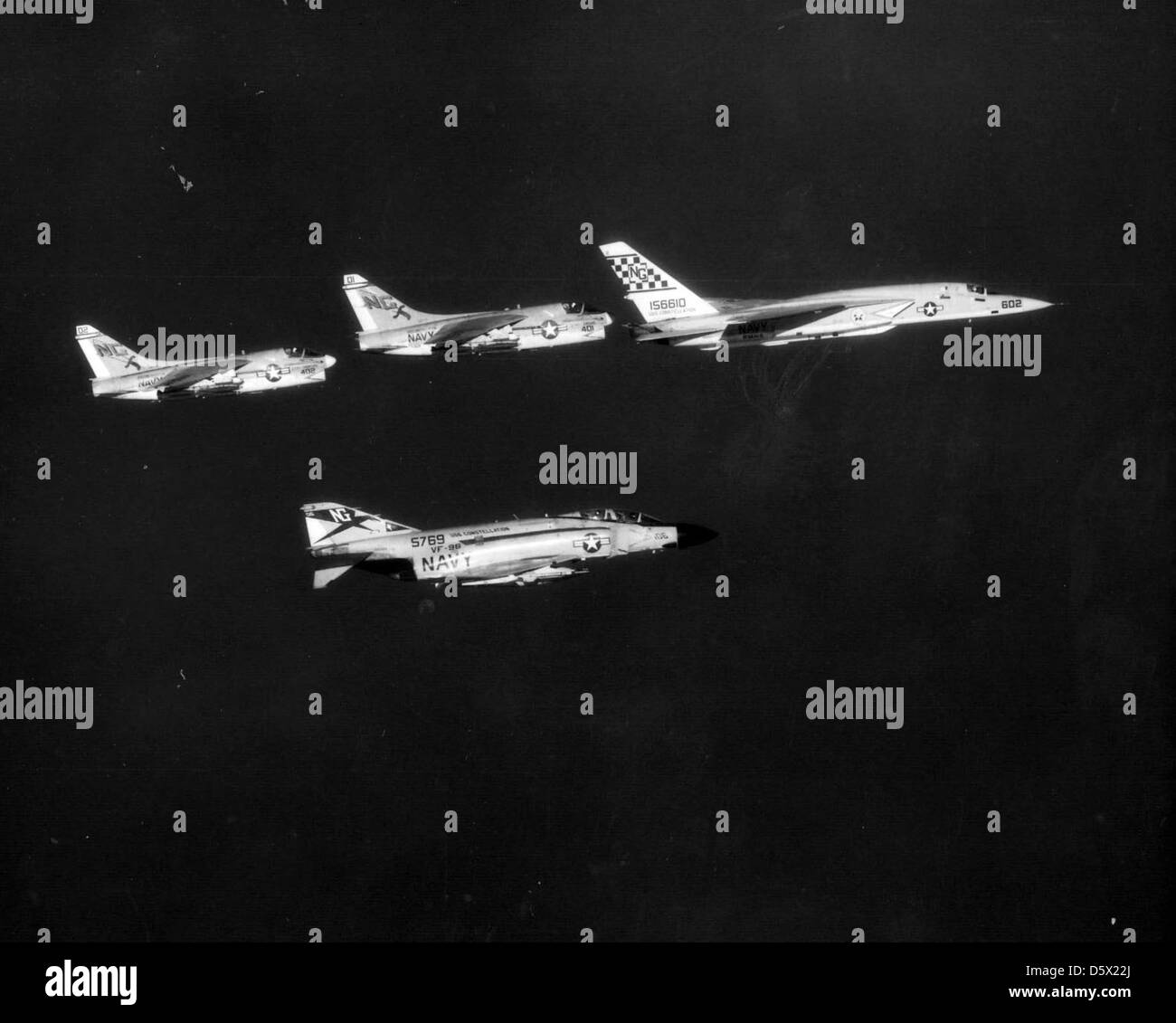 Carrier aria Wing (cvw) 9 aeromobili, compresi un mcdonnell f-4 "phantom ii', North American ra-5c "vigilantes', e LTV A-7 'corsair iis". Foto Stock