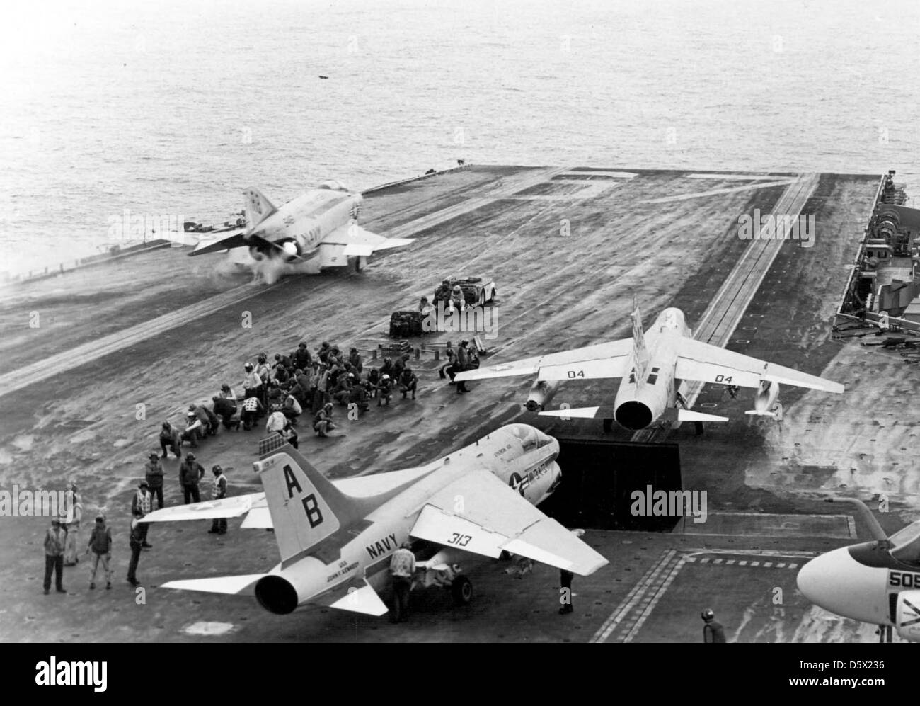 Mcdonnell f-4 "phantom ii' e LTV A-7 'corsair ii' raffigurato impegnati in operazioni di volo a bordo della USS John f. Kennedy (CV-67) operanti nel mar Mediterraneo. Foto Stock