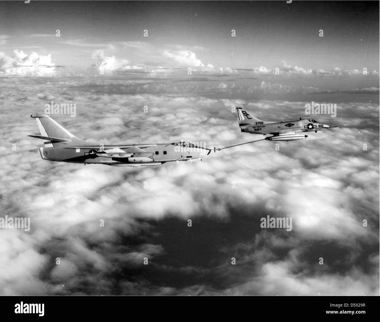 Un douglas a-4b "kyhawk' di attacco squadron duecento sedici (VA-216) refuels un douglas ea-3b (a3d/A3) 'skywarrior' del fleet air reconnaissance squadron due (vq-2). Foto Stock