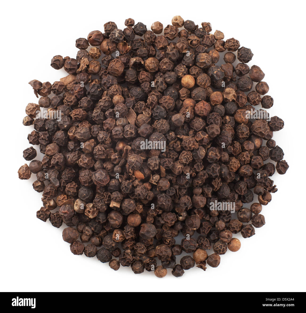 Close up di pepe nero in grani in isolati sullo sfondo bianco Foto Stock