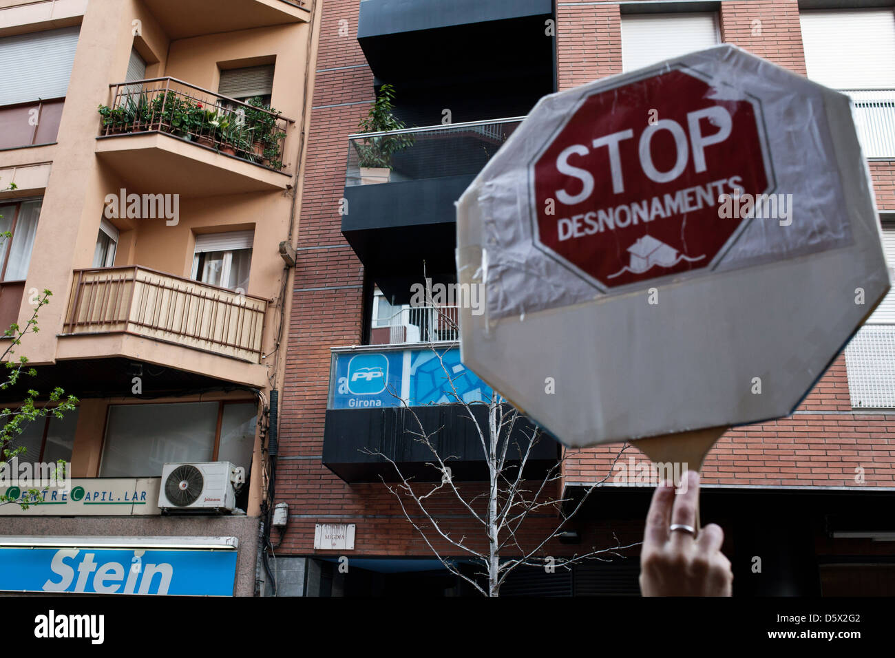 Gli attivisti di IPA al di fuori della sede del PP in Girona Foto Stock