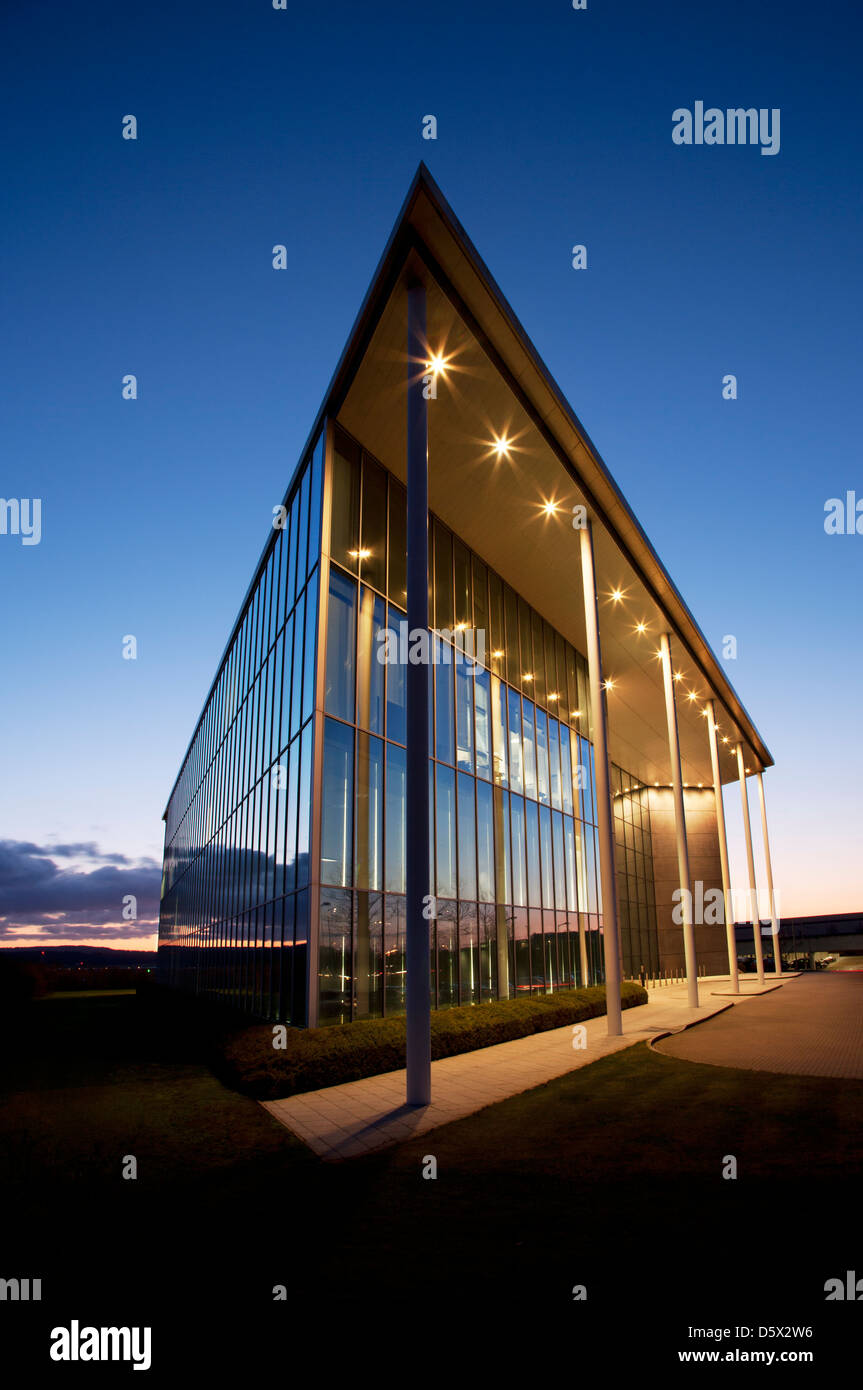 Edificio moderno e il cielo al tramonto Foto Stock