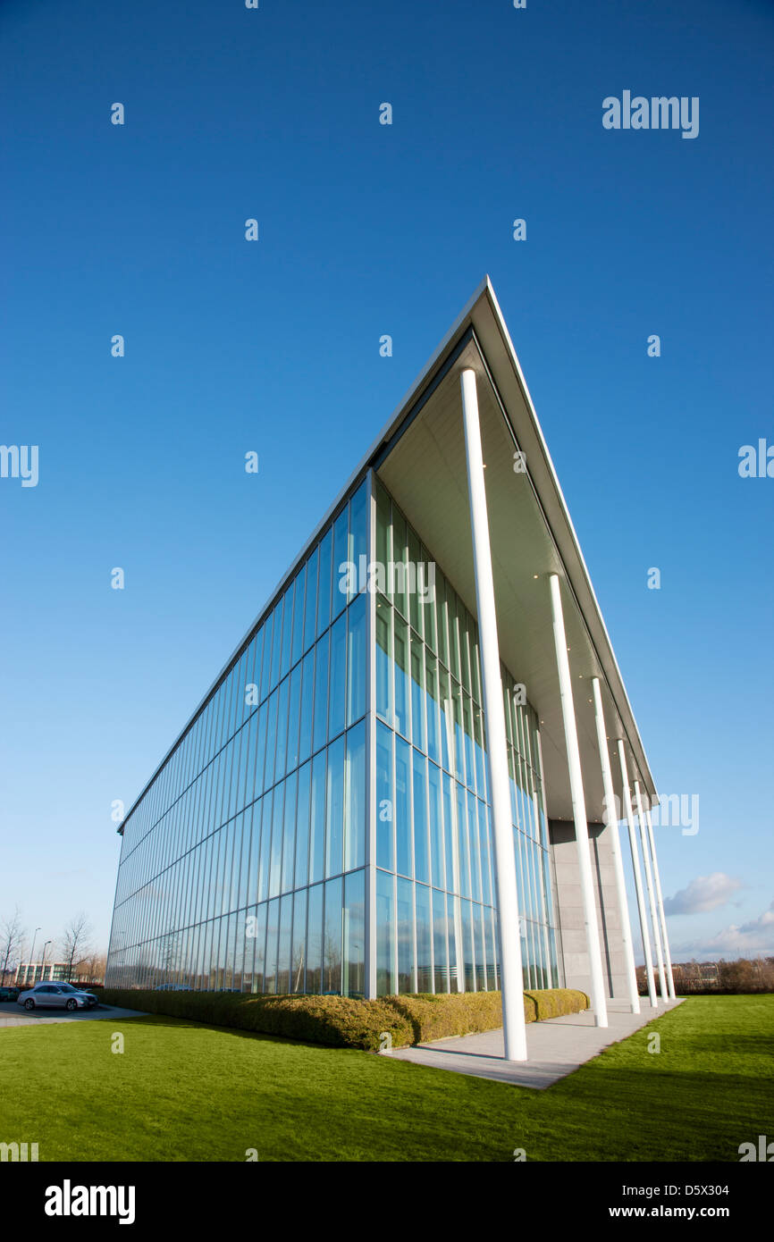 Edificio moderno e cielo blu Foto Stock