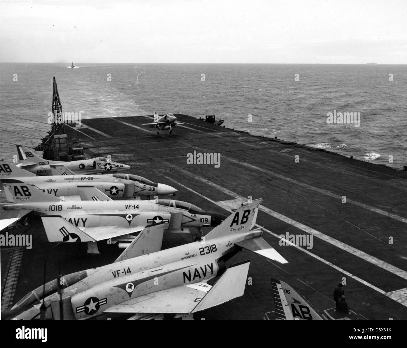 Un Douglas A-4 'Skyhawk' ritorna alla USS Franklin D. Roosevelt (CVA-42) dopo il completamento di un colpo sul nord Vietnam. Foto Stock