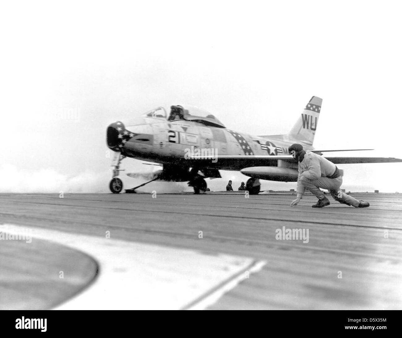 Il North American FJ-2 Fury del VMF-235, pilotato dal capitano W. R. Quinn, viene lanciato dalla catapulta di dritta durante il "Project Steam" a bordo della USS Bon Homme Richard (CVA-19) a San Diego. L'FJ-2 era un jet portaerei utilizzato dal corpo dei Marines degli Stati Uniti. Foto Stock