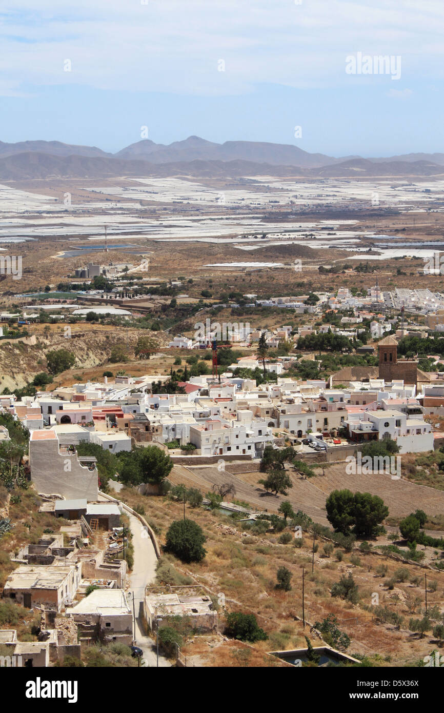Vista panoramica di Nijar, un dipinto di bianco tipico villaggio andaluso nella provincia di Almeria, Spagna. Foto Stock