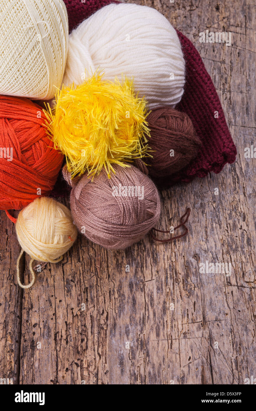 Crochet. Filettature su una superficie in legno Foto Stock