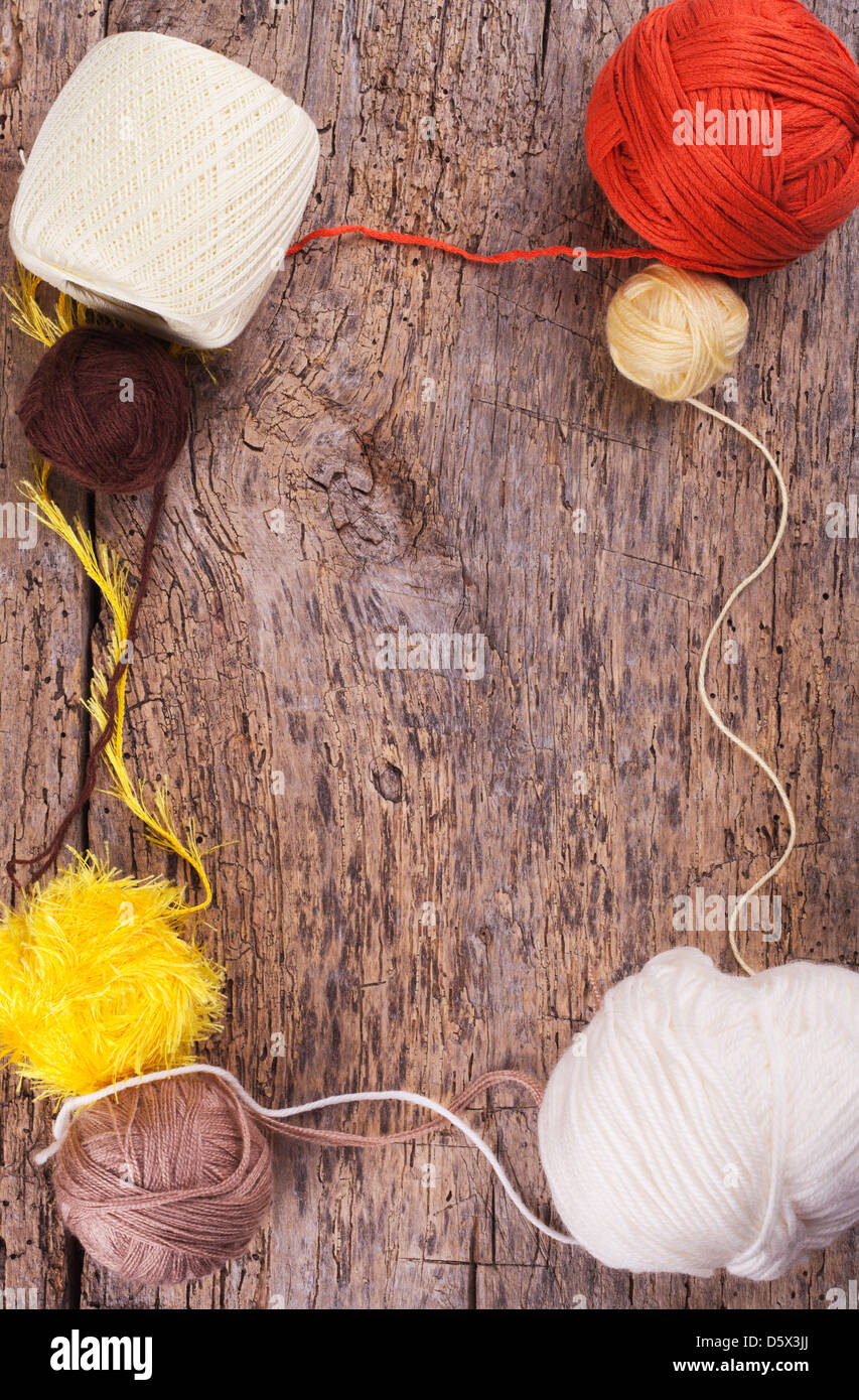 Crochet. Filettature su una superficie in legno Foto Stock