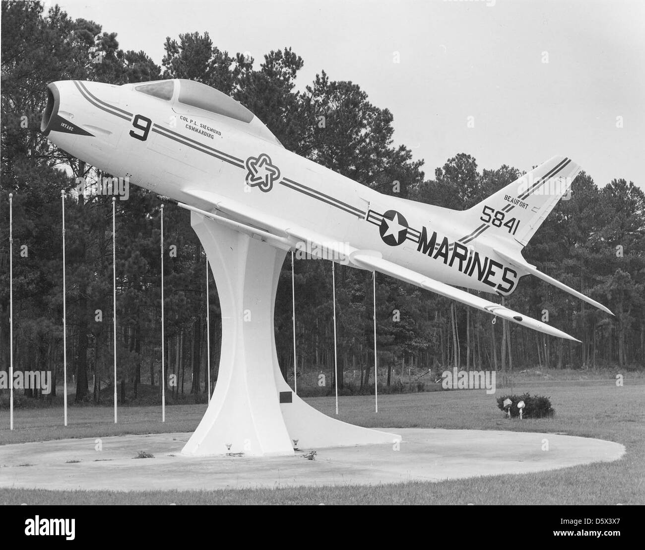 Il "Fury" FJ-3 per il Nord America assegnato a USMC è montato sul display presso MCAS Beaufort, N.C. Sotto il baldacchino dice il col. P. L. Siegmond, Comandante. Ha la "Stella Bicentennial" sulla fusoliera. Foto Stock