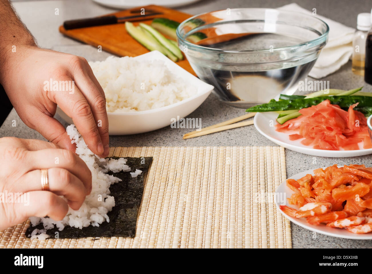 La preparazione del sushi in cucina Foto Stock