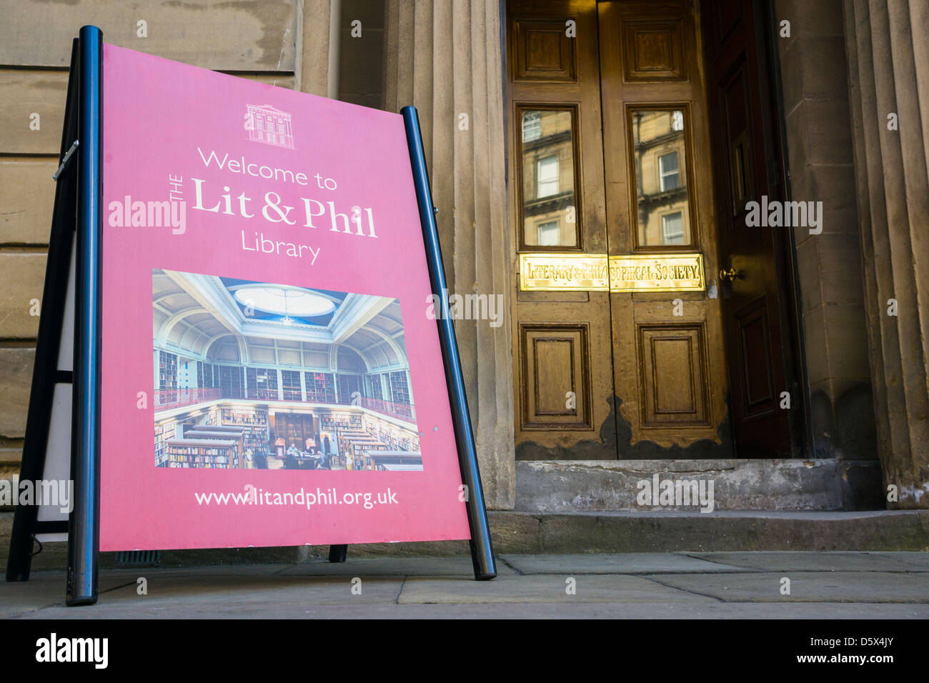 Il Lit e Phil Library (opere letterarie e filosofiche) società di Newcastle è la più grande libreria indipendente al di fuori di Londra Foto Stock