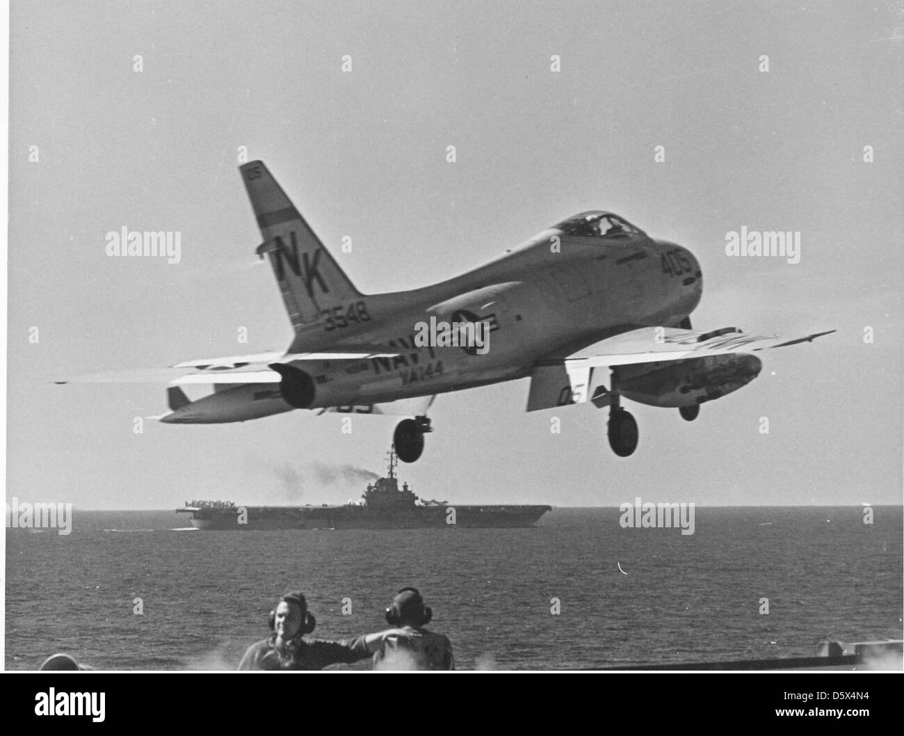 North American FJ-4 'furia' di VA-144 lancia durante operazioni di volo fuori del Giappone con la USS SHANGRI LA (CVA-38). Foto Stock