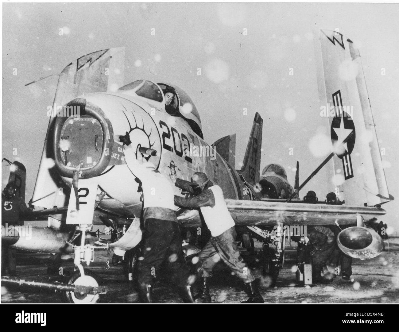 North American FJ-3M (F-1C) 'furia' di VF-173 essendo posizionato dall'equipaggio sul ponte della USS Franklin D. Roosevelt (CVA-42). Foto Stock