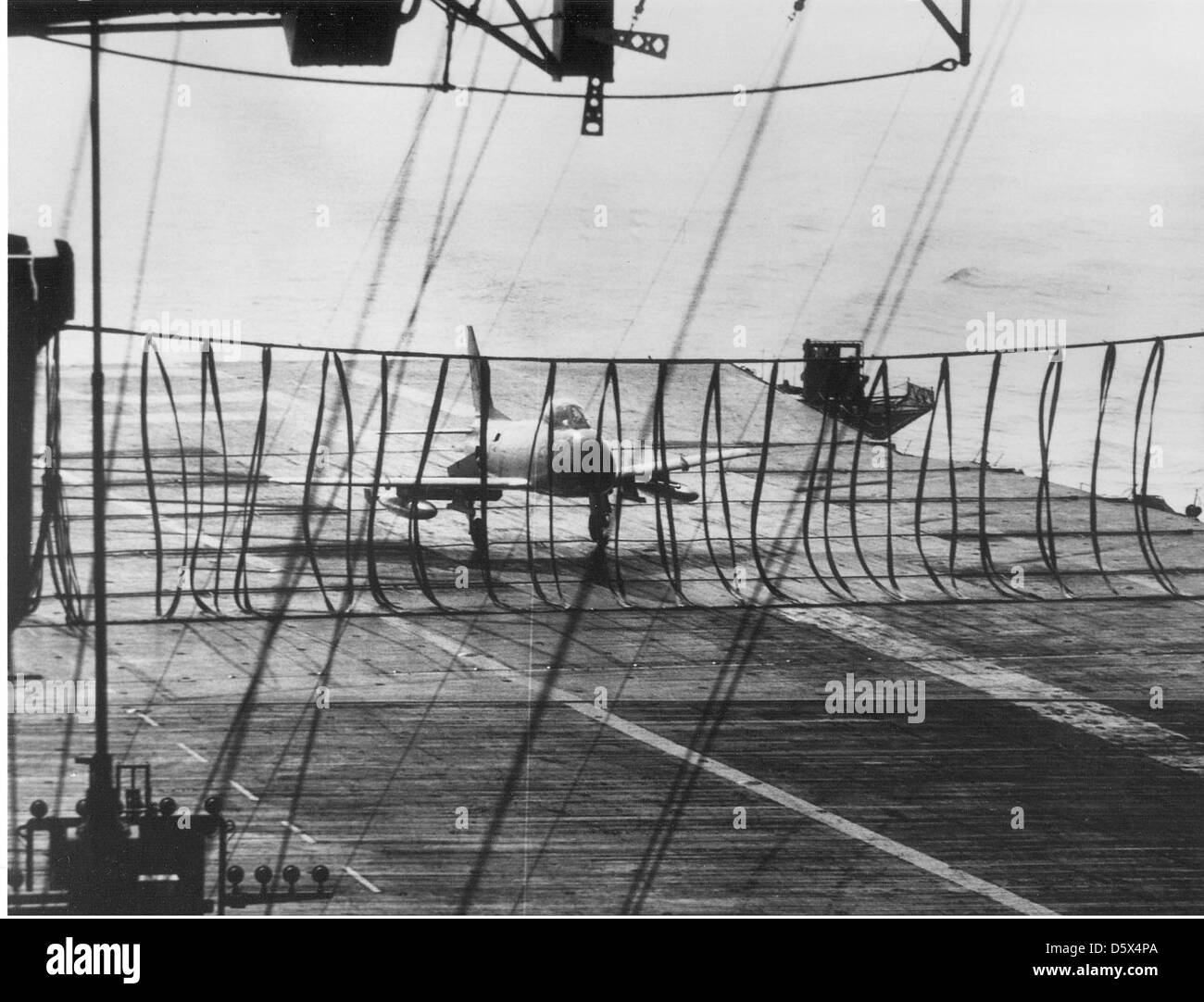 North American fj-3m (f-1c) 'furia' di VF-173 tenendo la barriera atterraggio sul ponte della uss randolph (CVA-15) durante le qualifiche del gestore. Il pilota è stato lt.(JG) don mairose. Foto Stock