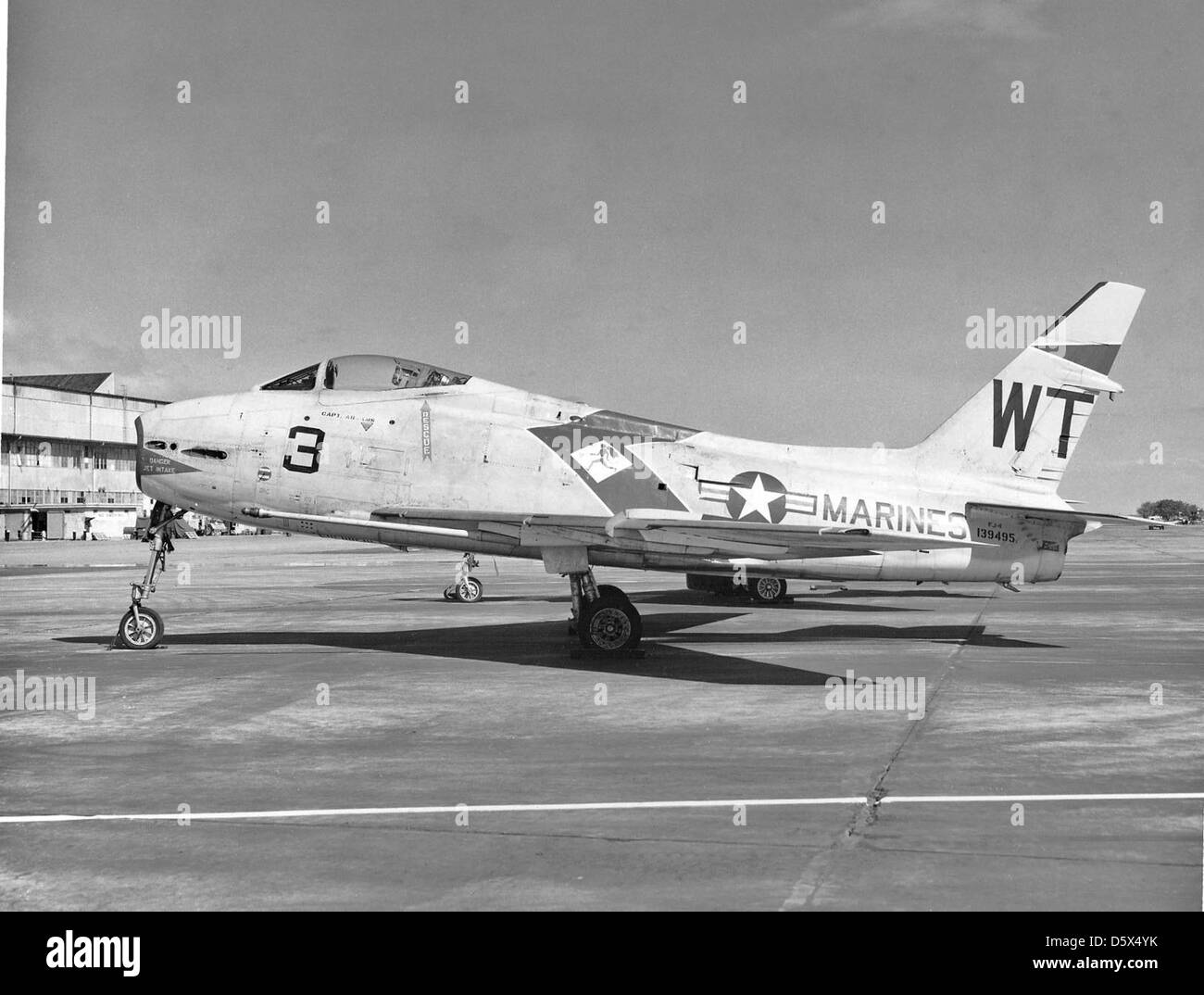 Il North American FJ-4 'Fury' era un caccia basato su portaerei pilotato dall'USMC VMF-232 'Red Devils' presso la Marine Corps Air Station di Kaneohe Bay nelle Hawaii. L'FJ-4 fu utilizzato per attacchi di terra e missioni di superiorità aerea negli anni '1950 e '1960 Foto Stock
