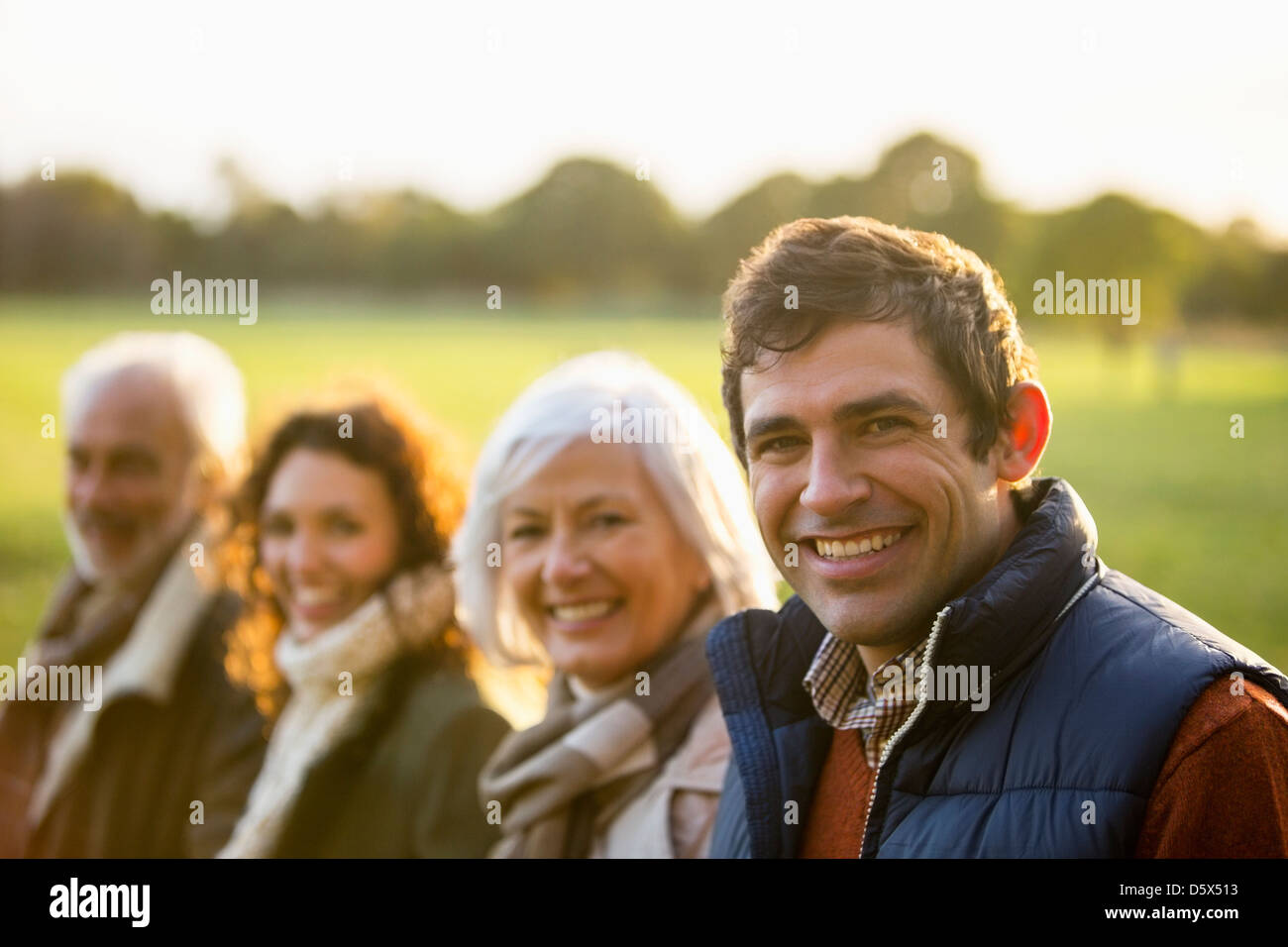 Famiglia insieme sorridente in posizione di parcheggio Foto Stock