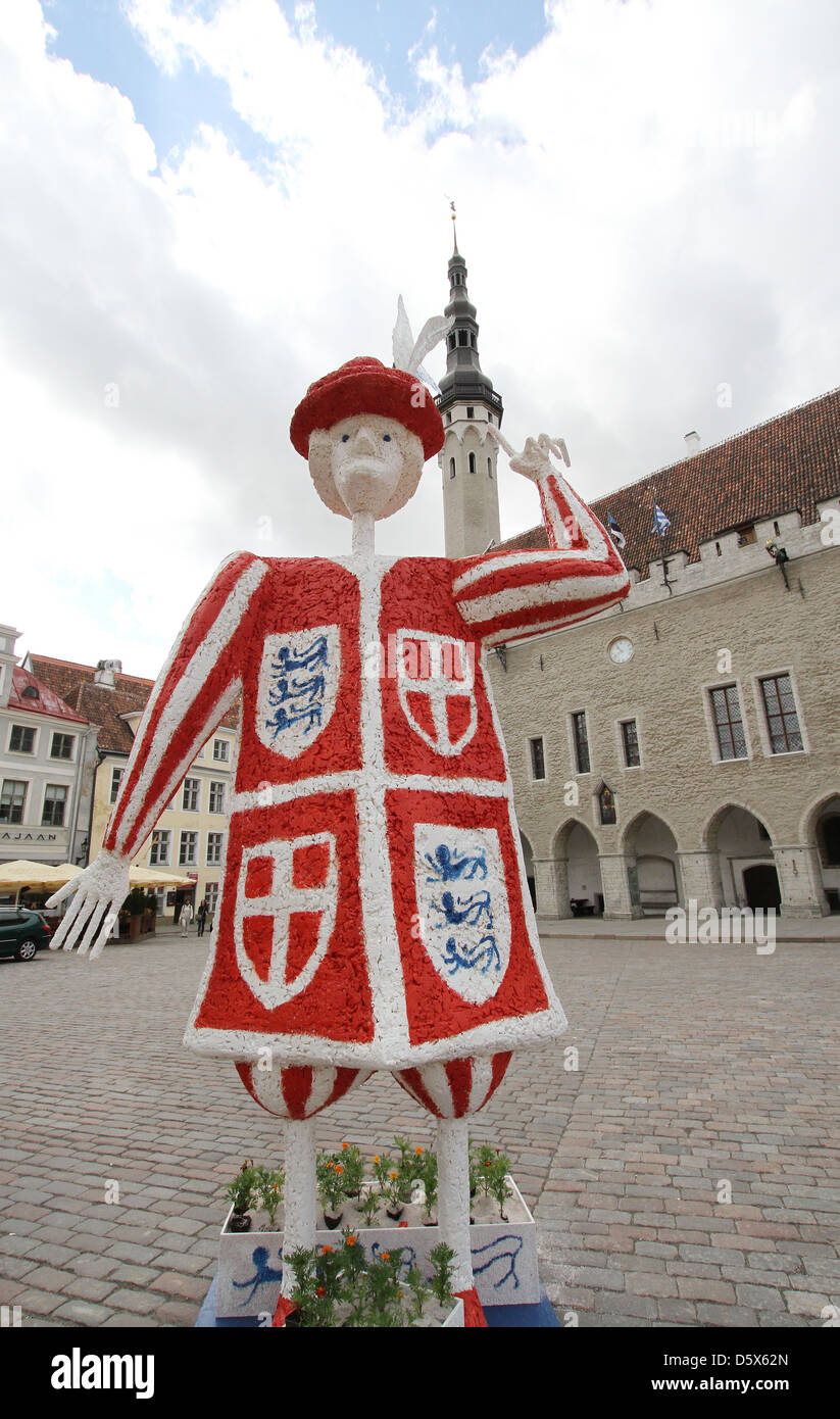 Un modello di uomo burgher serve come attrazione turistica nella piazza del Municipio di Tallinn Estonia Foto Stock