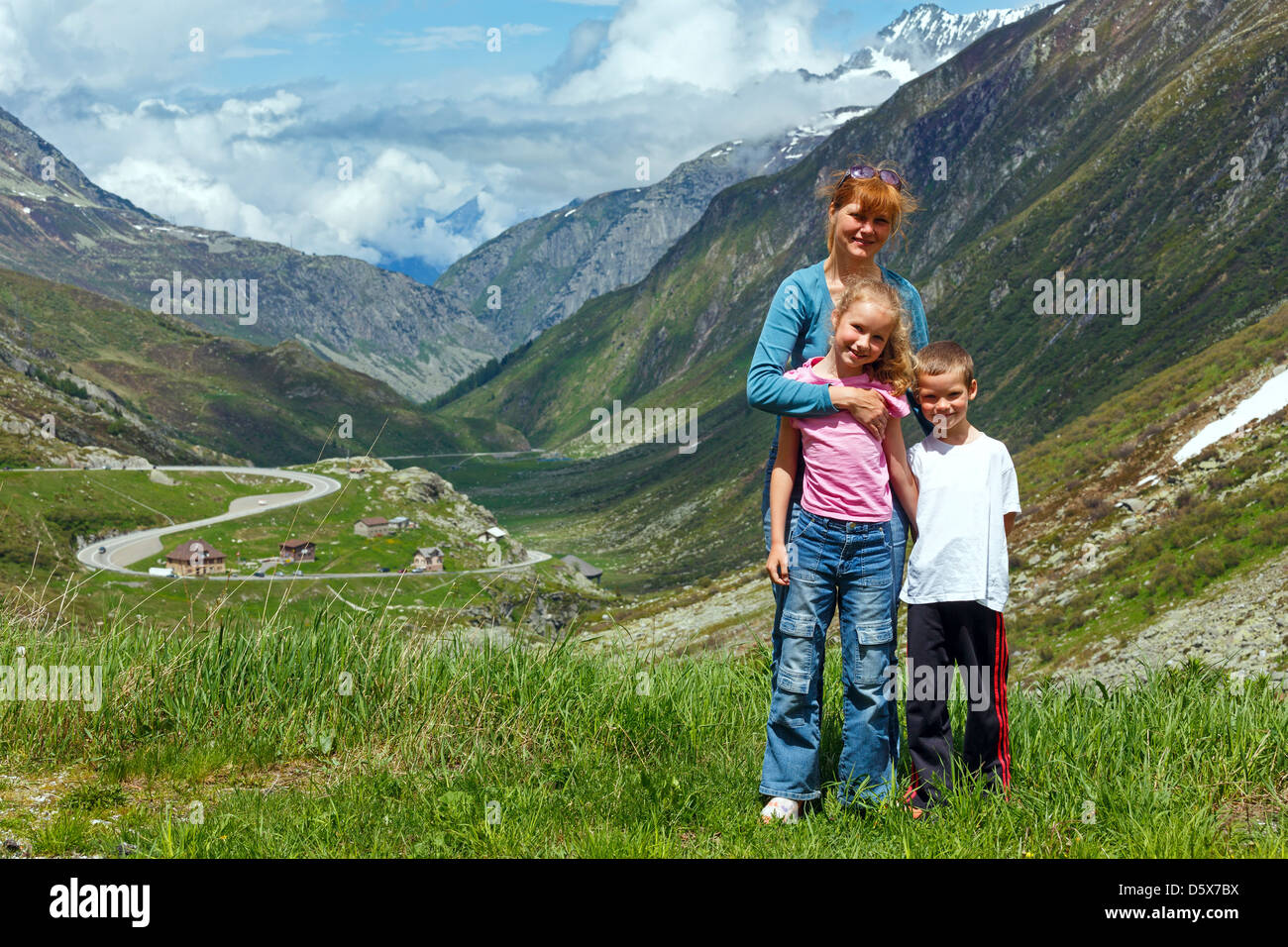 La famiglia (madre con bambini) a piedi sulle Alpi estate montagna altopiano (Svizzera, Passo del San Gottardo) Foto Stock
