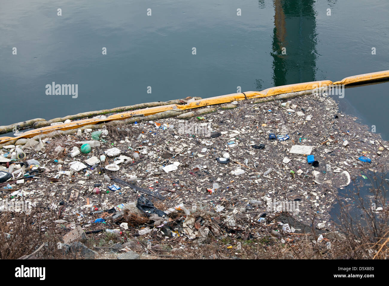 Boom raccogliere rifiuti e rifiuti da urban runoff. Dominguez Channel, a 15,7 miglia di flusso che drena la Dominguez spartiacque Foto Stock