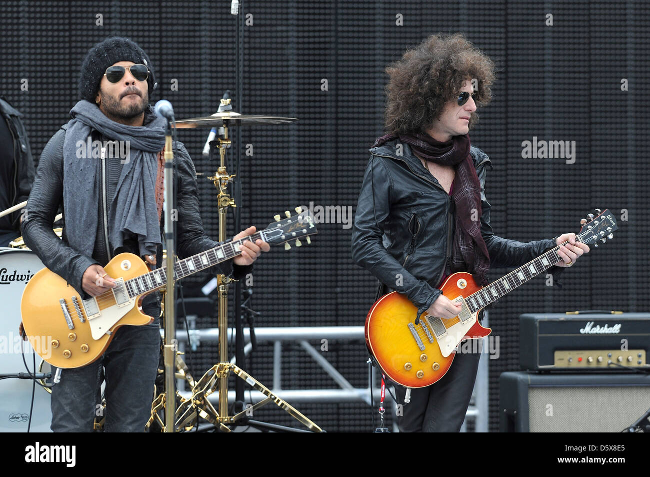 Lenny Kravitz Craig Ross Lenny Kravitz esegue prima dell inizio della NASCAR Sprint Cup Series Daytona a Daytona Foto Stock