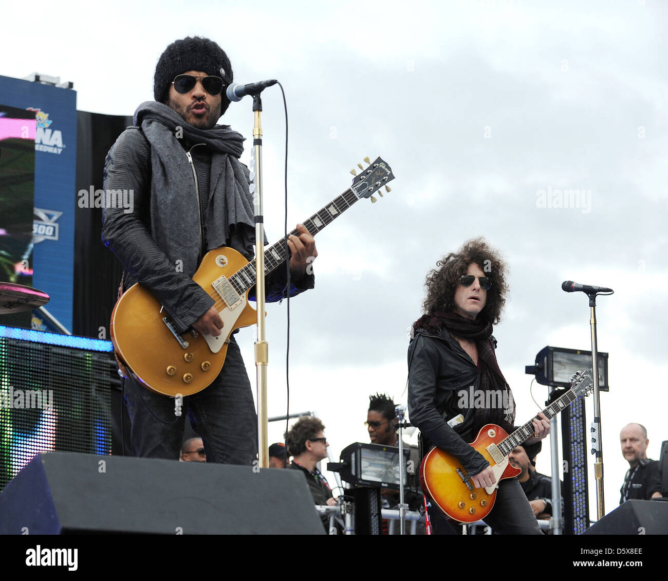 Lenny Kravitz , Craig Ross Lenny Kravitz esegue prima dell inizio della NASCAR Sprint Cup Series Daytona 500 a Daytona Foto Stock