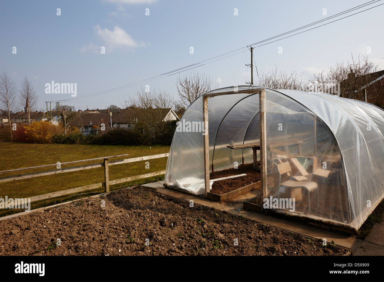 Grande comunità polytunnel e letti di rilievo per la coltivazione di frutta e verdura moira county down Irlanda del Nord Regno Unito Foto Stock