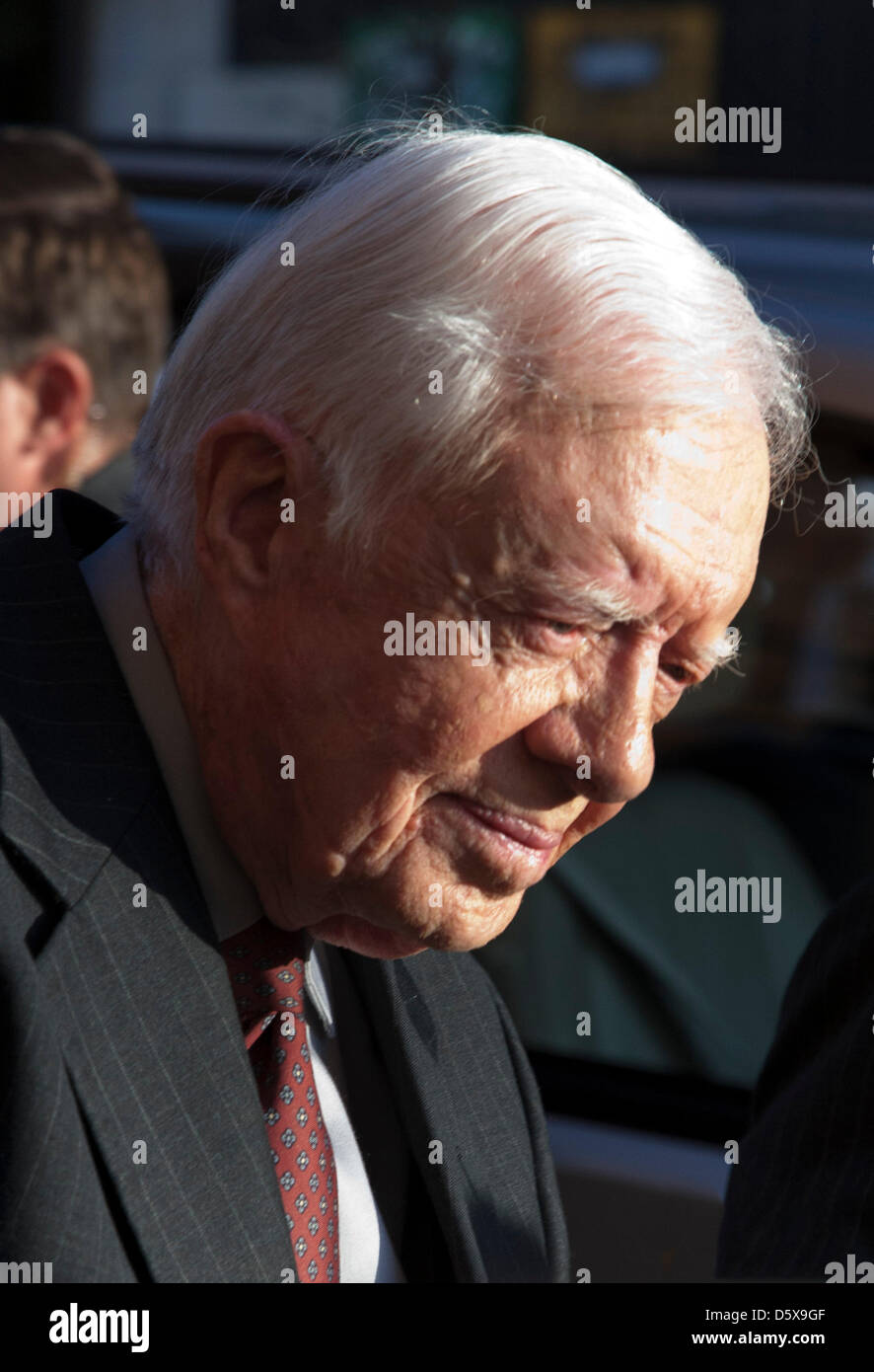 New York, Stati Uniti d'America. Il 9 aprile 2013. Ex Presidente degli Stati Uniti & 2002 vincitore del Premio Nobel per la pace Jimmy Carter memorabilia di segni per i tifosi dopo la valutazione comparsa sul Daily Show con Jon Stewart on April 09, 2013, New York City USA Credito: Dorothy Alexander / Alamy Live News Foto Stock