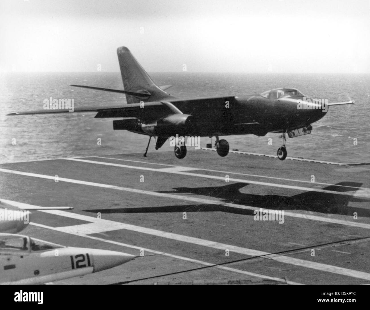 Fotografica pesante squadron sessantuno (vap-61) douglas 'skywarrior" "Black Bird, arrivò a bordo per iniziare la portaerei operazioni dalla stazione yankee nel golfo del Tonchino, 1967. Foto Stock