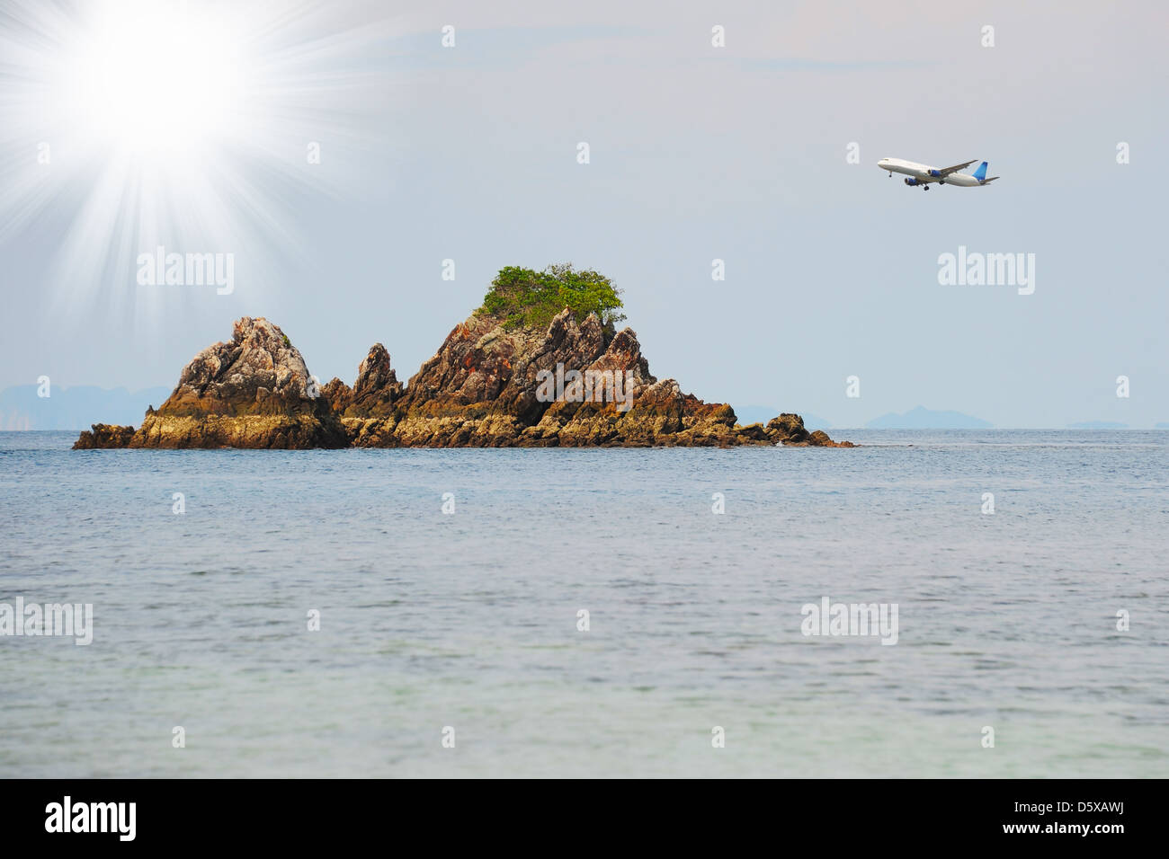 Isola tropicale in mare aperto Foto Stock