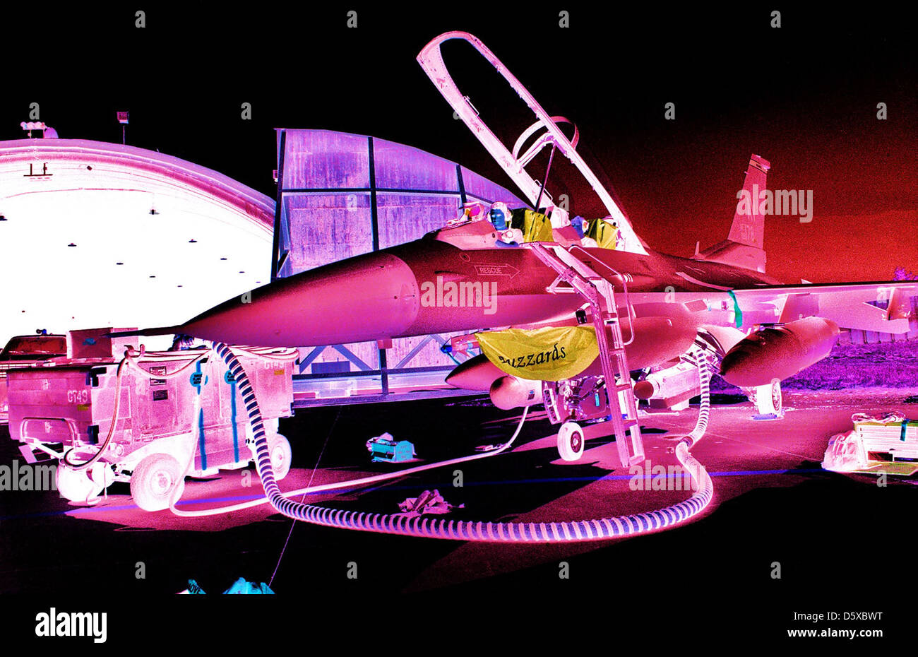 Gli specialisti di avionica, monitorare una destinazione laser la prova di taratura attraverso le heads-up display di su di un f-16 il 26 aprile 1999 presso la base aerea di Aviano, Italia. Foto Stock