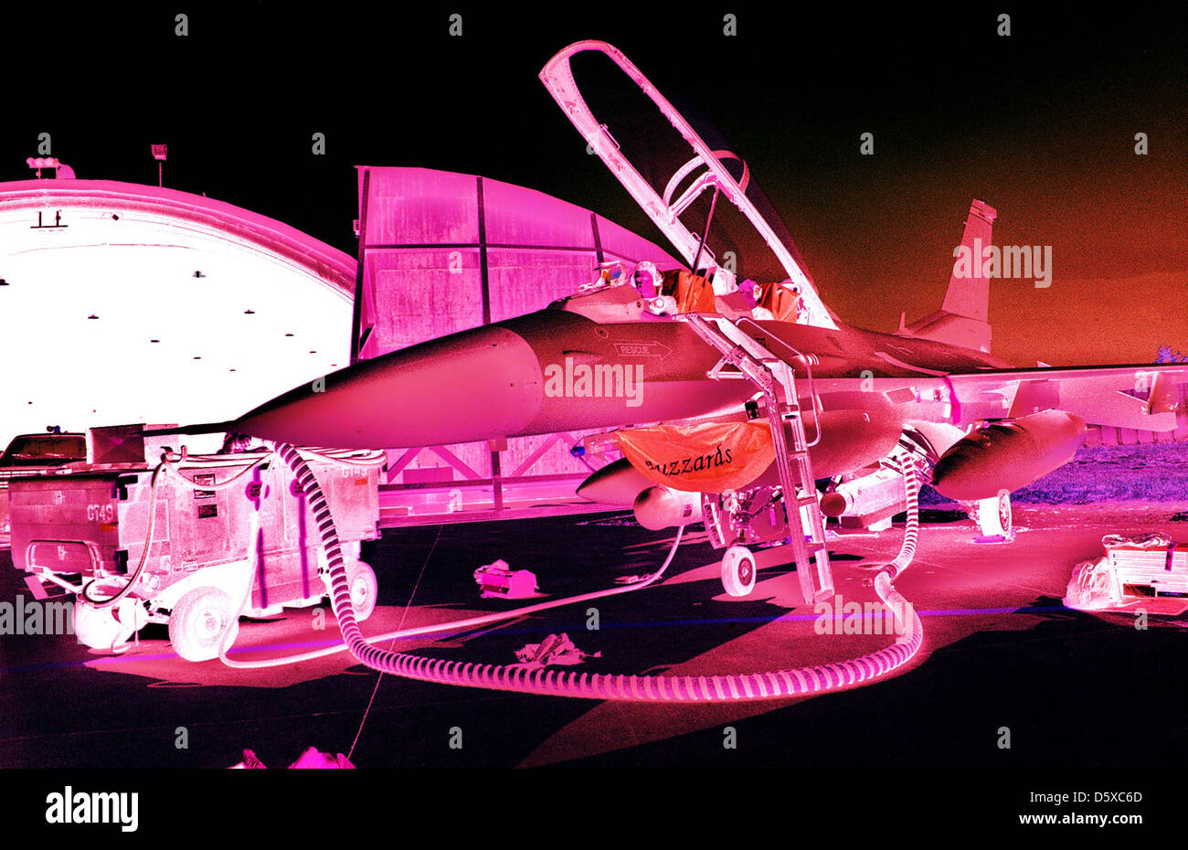 Il 26 aprile 1999, gli specialisti dell'avionica presso la base aerea di Aviano in Italia conducono un test di calibrazione della destinazione laser utilizzando il Heads-up display (HUD) su un caccia F-16. Questo test garantisce le capacità di puntamento di precisione dell’aeromobile. Foto Stock