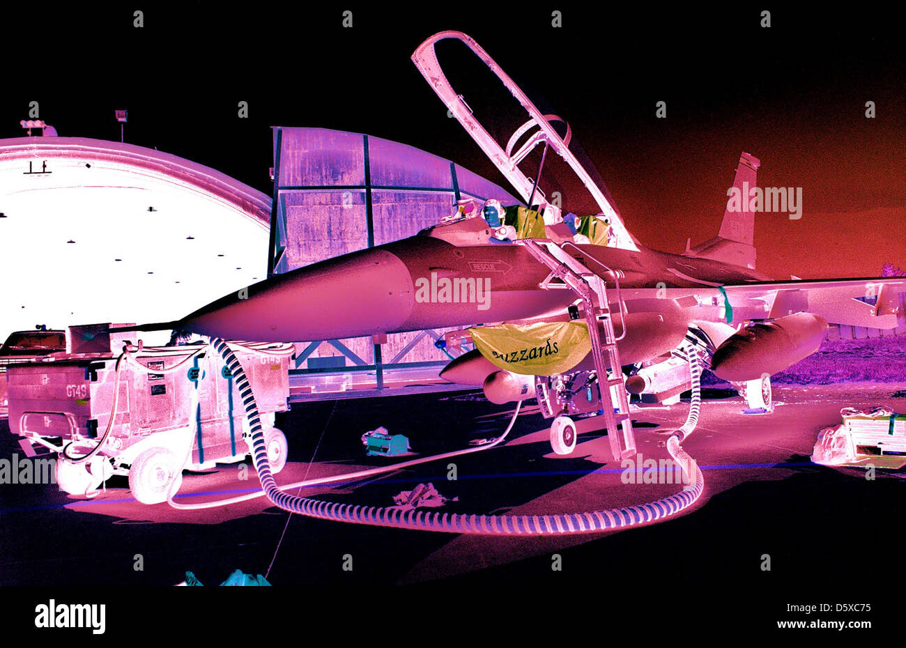 Gli specialisti dell'avionica conducono un test di calibrazione della destinazione laser su un caccia F-16 utilizzando il suo Heads-Up display presso la base aerea di Aviano, Italia, il 26 aprile 1999. Questo test fa parte della garanzia di sistemi di puntamento di precisione. Foto Stock