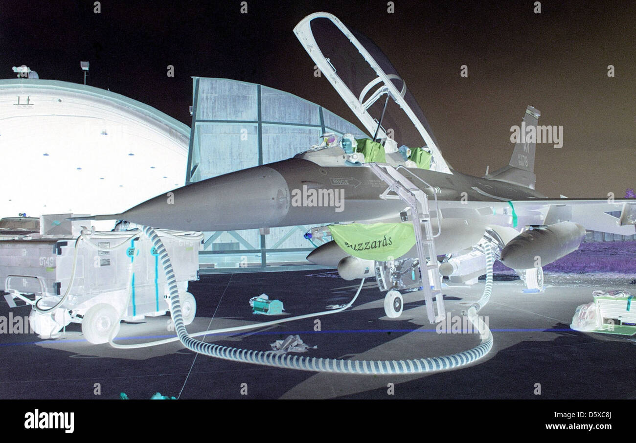 Il 26 aprile 1999, specialisti di avionica presso la base aerea di Aviano, Italia, hanno monitorato un test di calibrazione della destinazione laser attraverso il Heads-up display (HUD) di un F-16. Il test faceva parte degli sforzi in corso per migliorare il targeting e i sistemi avionici negli aerei da combattimento, garantendo la prontezza operativa e l'accuratezza nelle missioni di combattimento. Foto Stock