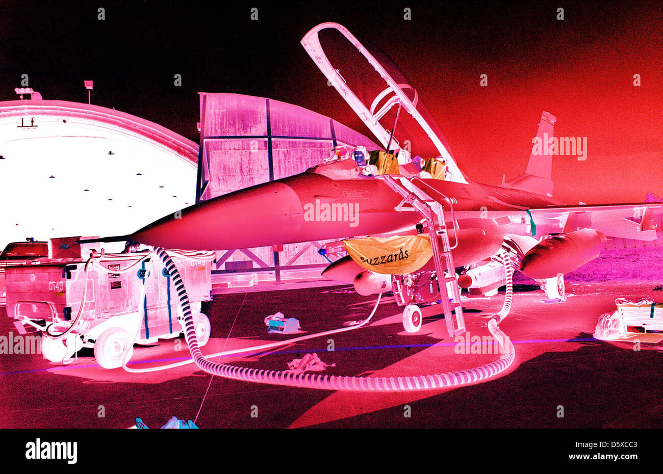 Il 26 aprile 1999, gli specialisti dell'avionica hanno condotto un test di calibrazione della destinazione laser utilizzando l'Head-up display (HUD) di un F-16 presso la base aerea di Aviano, in Italia. Questo test faceva parte di uno sforzo continuo per migliorare la precisione del targeting e dei sistemi avionici per i caccia avanzati. Foto Stock
