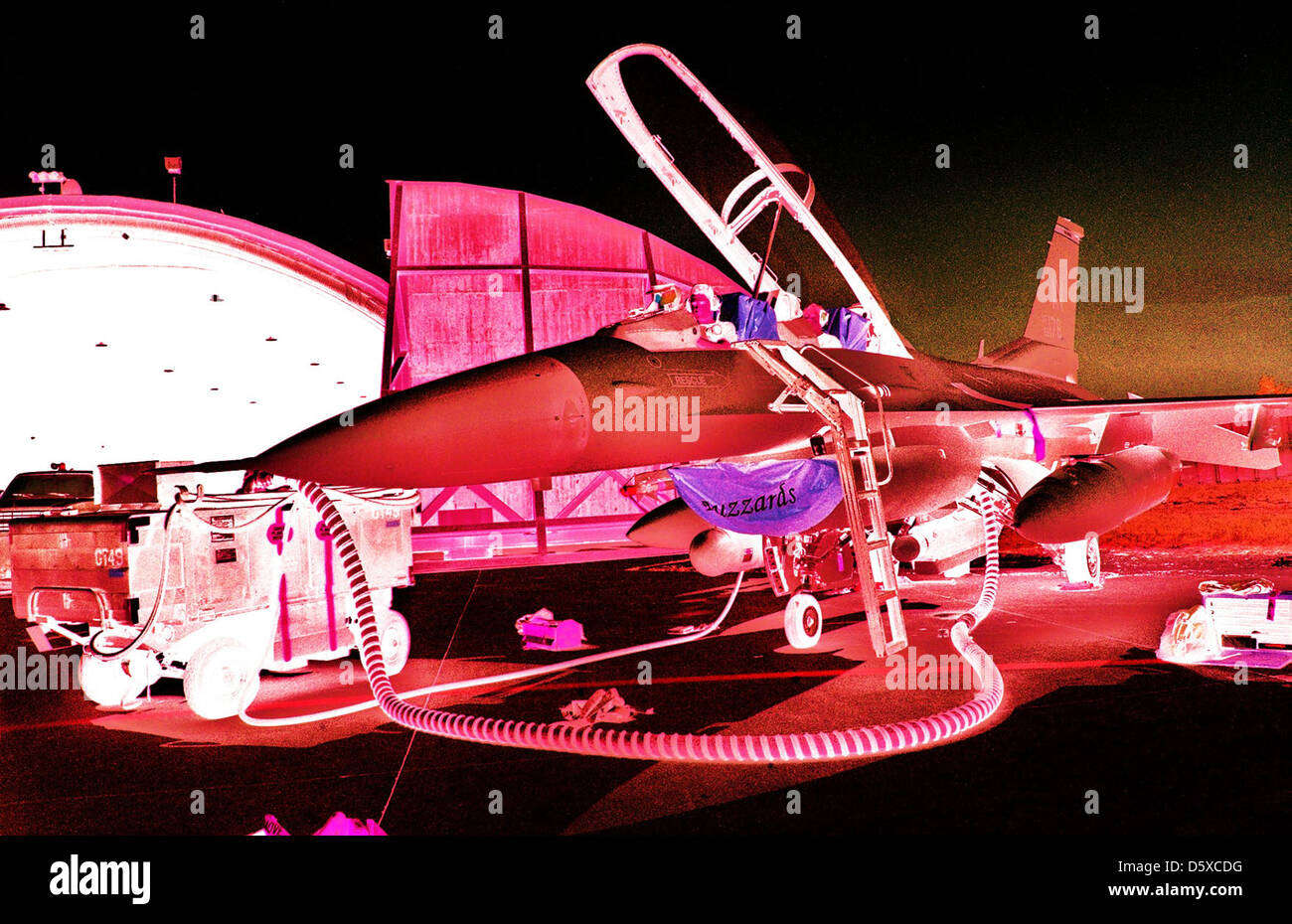 Gli specialisti dell'avionica eseguono un test di calibrazione della destinazione laser su un F-16 presso la base aerea di Aviano, in Italia, utilizzando l'Head-up display (HUD) dell'aeromobile per i sistemi di navigazione di precisione e di puntamento. Foto Stock