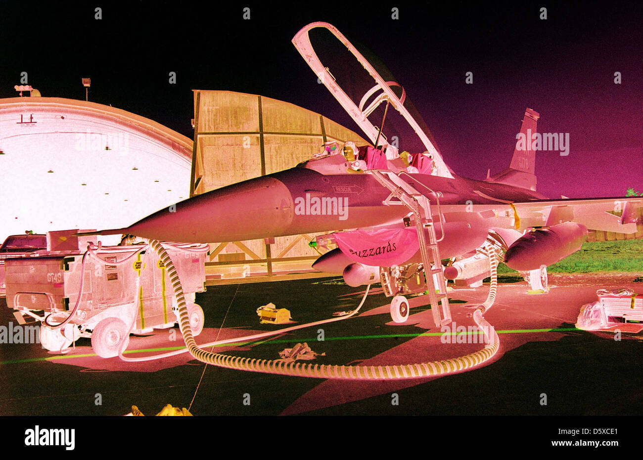 Gli specialisti dell'avionica monitorano un test laser Destination Calibration su un F-16 presso Aviano Air base, Italia, il 26 aprile 1999. Il test ha comportato la valutazione dei sistemi di puntamento e avionica dell'aeromobile attraverso il suo Heads-Up display. Foto Stock