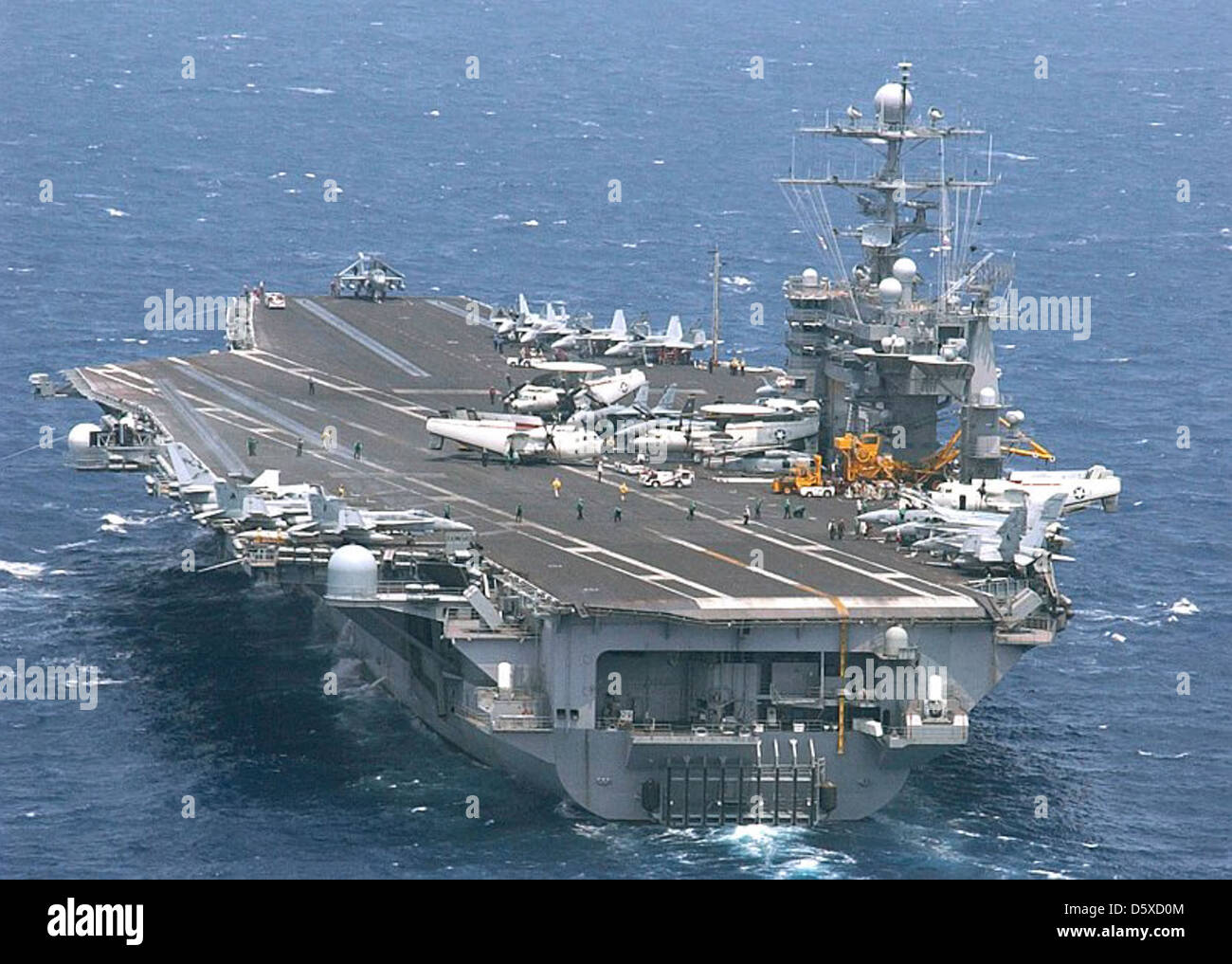 Uss Harry s. Truman (CVN-75) transita lungo la costa est mentre partecipa in 'Summer pulse 2004', la marina la prima implementazione sotto la sua nuova flotta piano di risposta (FRP). Foto Stock