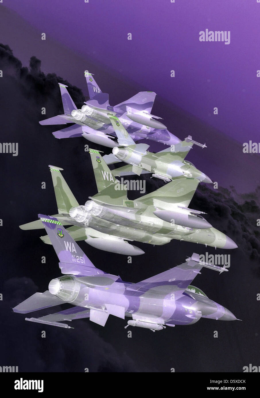 Un volo di formazione di McDonnell Douglas F-15 Eagles e General Dynamics F-16 Fighting Falcons del 64th e 65th Aggressor Squadrons a Nellis AFB sopra il Nevada test and Training Ranges il 5 giugno 2008, mostrando l'addestramento al combattimento aereo. Foto Stock