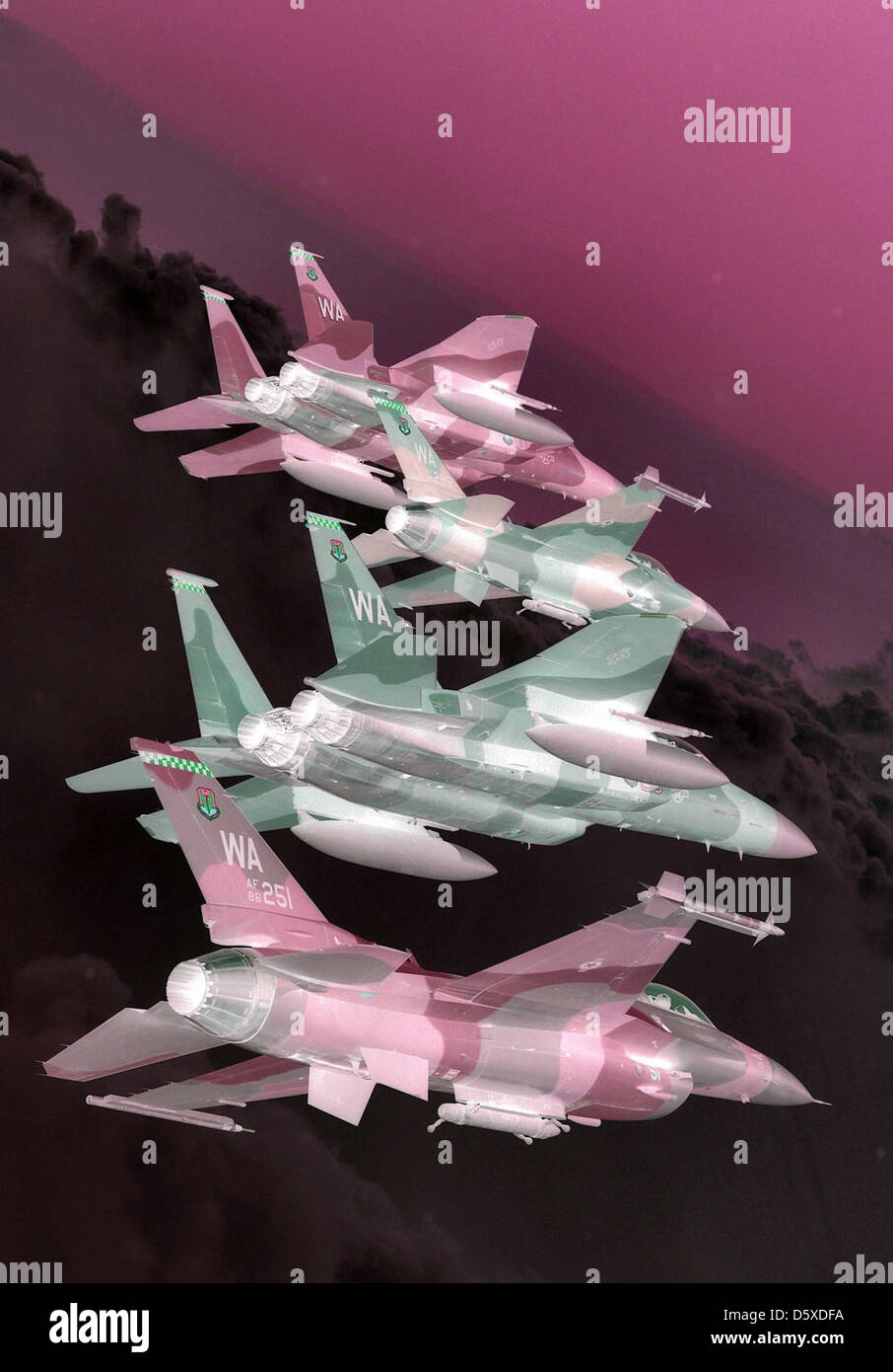 Un volo di 'Aggressor' McDonnell Douglas F-15 'Eagles' e General Dynamics F-16 'Fighting Falcons' in formazione sui Nevada test and Training Ranges, 5 giugno 2008. Questi velivoli, assegnati al 64th e al 65th Aggressor Squadron presso Nellis AFB, simulano gli aerei nemici in scenari di addestramento al combattimento. Foto Stock