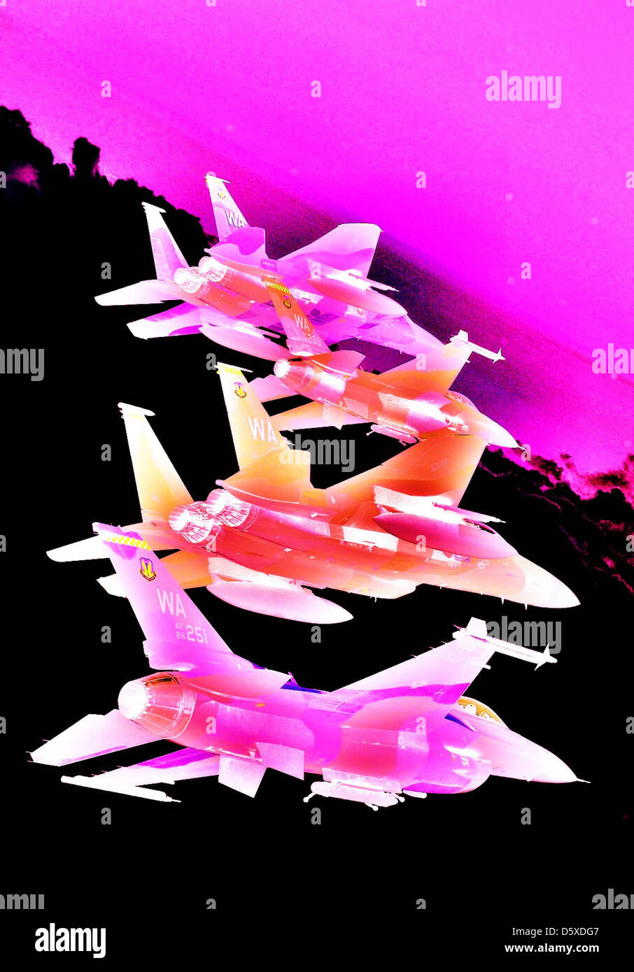 Volo di 'aggressore' mcdonnell douglas f-15 "aquile' e General Dynamics F-16 'lotta falchi' in formazione oltre il nevada test e allenamento varia dal 5 giugno 2008. i getti sono assegnati per la 64th e la 65th 'aggressor squadrons' alla Nellis AFB. Foto Stock
