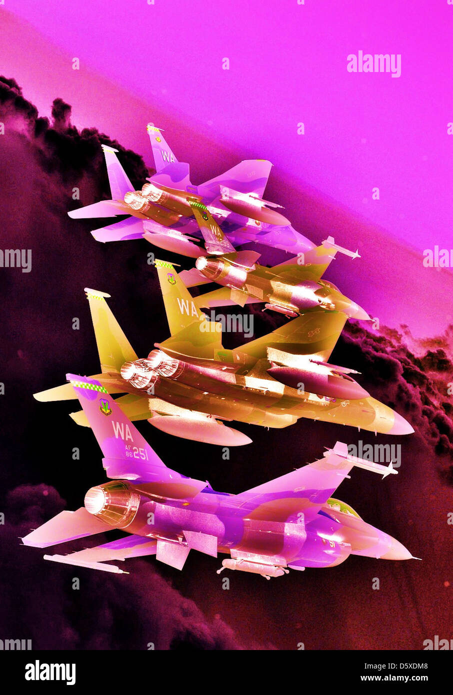 Una formazione di McDonnell Douglas F-15 Eagles e General Dynamics F-16 Fighting Falcons, parte della Aggressor Squadrons a Nellis AFB, sorvolando il Nevada test and Training Ranges il 5 giugno 2008. Questi aerei simulano le minacce nemiche durante l'addestramento. Foto Stock